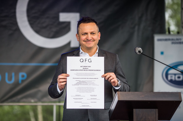 Jarosław Krzyżanowski, prezes QFG Food Sp. z o.o. podczas uroczystego wmurowania kamienia węgielnego pod budowę ubojni, fot. mat. pras. QFG Food Group: Rusza budowa ubojni w Radomiu
