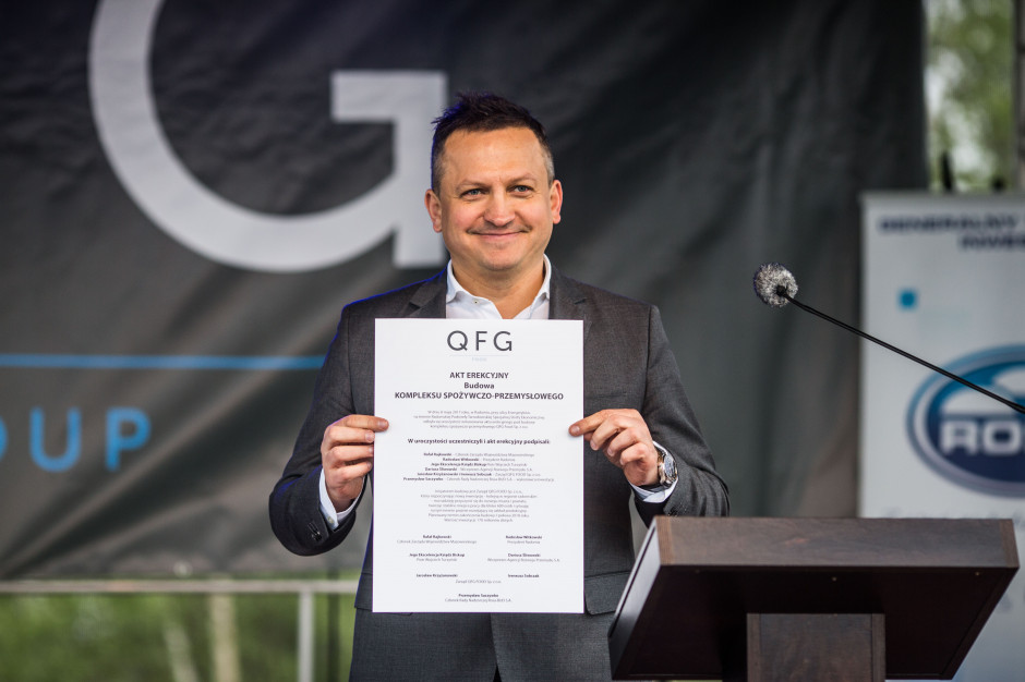 Jarosław Krzyżanowski, prezes QFG Food Sp. z o.o. podczas uroczystego wmurowania kamienia węgielnego pod budowę ubojni, fot. mat. pras. QFG Food Group: Rusza budowa ubojni w Radomiu