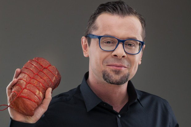 Jacek Nowicki, właściciel firmy Nowicki Naturalnie, fot. "Warsztat Kadru" Łukasz Walaszczyk Nowicki Naturalnie: Klienci przyjeżdżają do naszego zakładu żeby poczuć zapach wędzarni