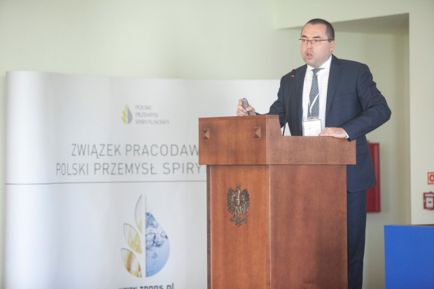 Rafał Momot, przedstawiciel Fundacji Republikańskiej, fot. PTWP Fundacja Republikańska: Podnoszenie stawek akcyzowych na mocne alkohole powoduje tylko wzrost szarej strefy (wideo)