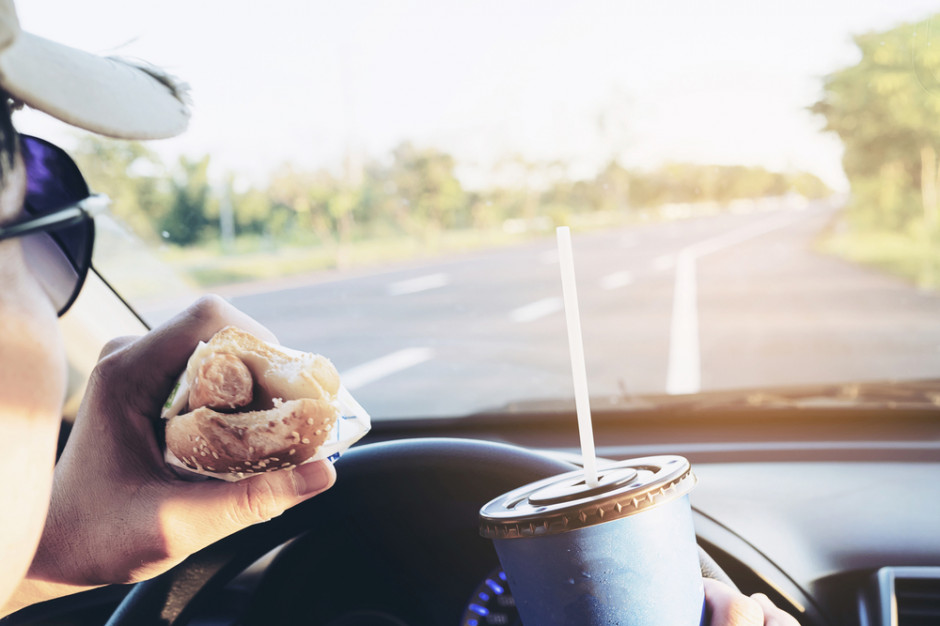 Fot. shutterstock Badanie: Kierowcy najczęściej wybierają kawę i hot dogi