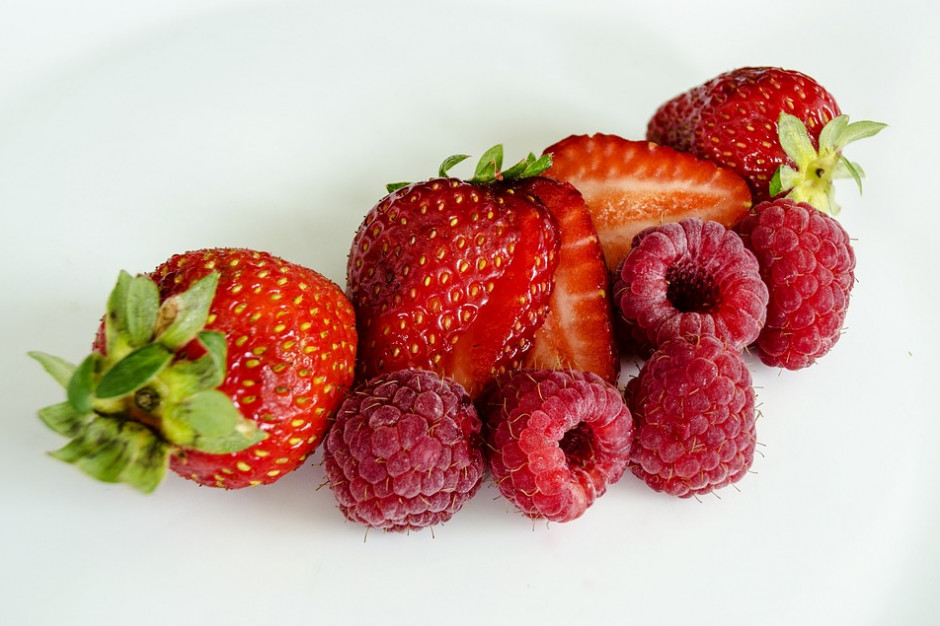 fot. pixabay.com Truskawki w hurcie drożeją, maliny - tanieją