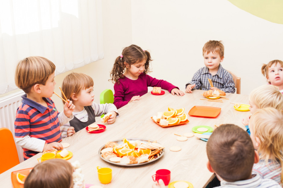fot. shutterstock Ogródki warzywne i wspólne jedzenie śniadań w nowym programie MEN dla szkół