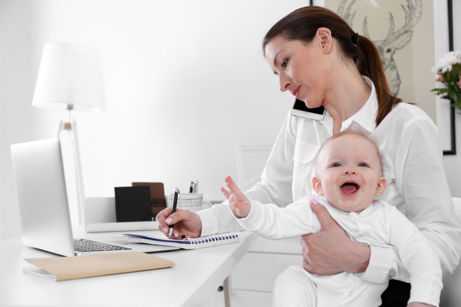 fot. shutterstock Kobiety coraz chętniej wracają do pracy