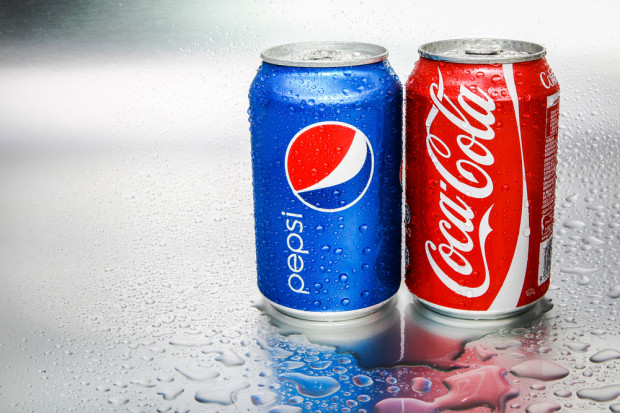fot. shutterstock Więcej reklam napojów w gazetach, a mniej w radiu. Coca-Cola liderem