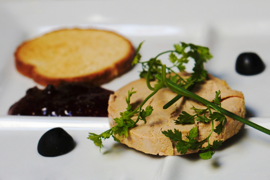 fot. shutterstock Naukowcy po raz kolejny krytykują proces produkcji foie gras