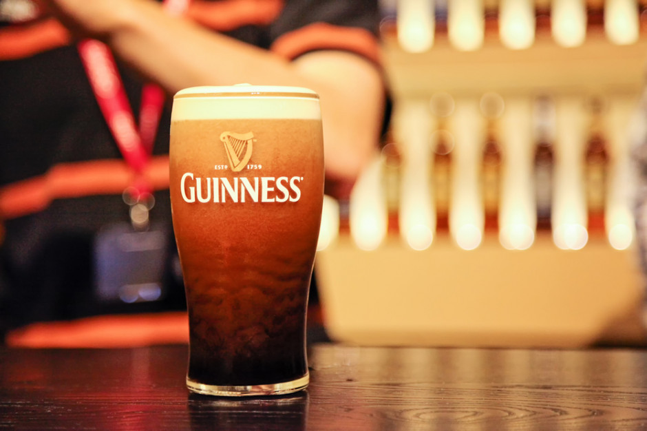 fot. shutterstock Właściciel Guinnessa i Smirnoffa tnie pensje nawet o połowę