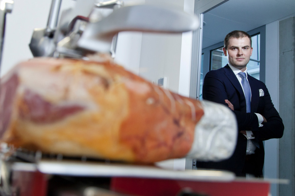 Robert Rutkowski właściciel firmy RobRut Distribution, fot. Paweł Pawłowski/Żelaznastudio Włoskie szynki dojrzewające nie są dużo droższe od polskich tradycyjnych wędlin