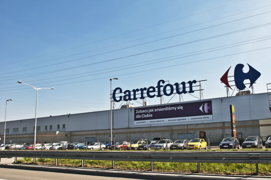 Fot. shutterstock Carrefour Polska dołączył do akcji „Tornister pełen uśmiechów”
