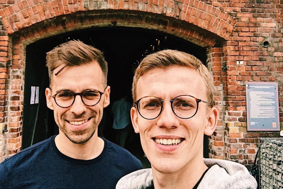 Igor Sadurski i Rafał Czech, właściciele e-sklepu bezmiesnymiesny.pl. Fot. materiały prasowe Właściciele bezmiesnymiesny.pl o millenialsach: To bardzo trudna grupa. Niełatwo zdobyć ich zaufanie