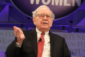 Warren Buffett, przewodniczący RN i prezes Berkshire Hathaway fot. Shutterstock Ekspert: dlaczego Warren Buffet i Kraft Heinz nie chcą kupić Mondeleza