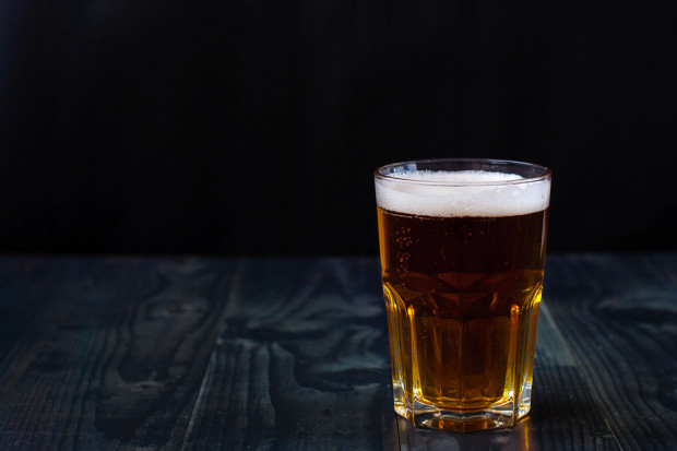 fot. Shutterstock ABInBev wprowadzi piwo Budweiser Prohibition; rośnie popyt na piwa bezalkoholowe