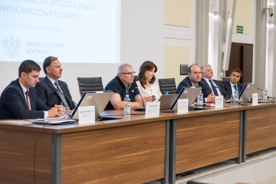 Maciej Ptaszyński, dyrektor generalny Polskiej Izby Handlu (trzeci z prawej) fot. materiały prasowe Polska Izba Handlu: Chcemy, żeby handel niezależny był tak samo traktowany jak hipermarkety i dyskonty