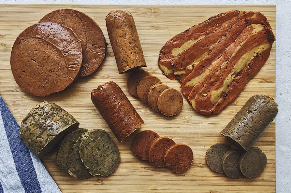Wegańskie produkty ze sklepu bezmiesnymiesny.pl, które smakiem i wyglądem przypominają wędliny. Fot. materiały prasowe bezmiesnymiesny.pl Bezmiesnymiesny.pl przedłużył termin ważności swoich produktów. Planuje wejść do sklepów