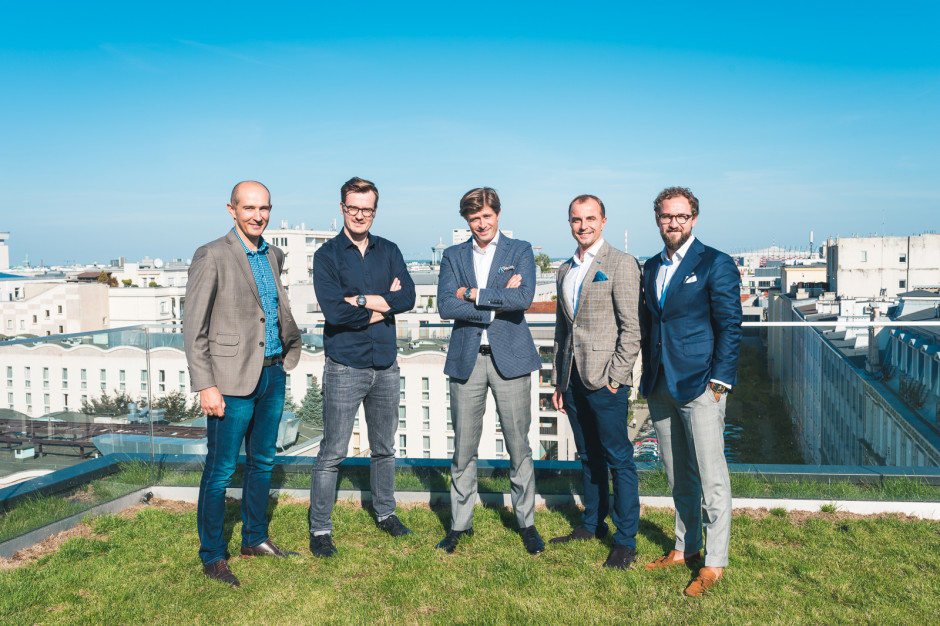 Na zdjęciu od lewej: Leszek Orłowski bValue - Investment Director; Maciej Balsewicz bValue - CEO; Michał Czerwiński Purella Food - Członek Zarządu; Piotr Maciejewski Purella Food - Członek Zarządu; Artur Gajewski Purella Food - Marketing&Sales Director/ fot. materiały prasowe Purella Food pozyskała inwestora. bValue.vc wesprze rozwój i ekspansję producenta superfoods