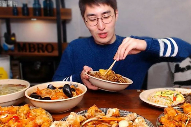 fot. Facebook/ThePlayground.ID Mukbang - samotne jedzenie przed kamerami hitem internetu