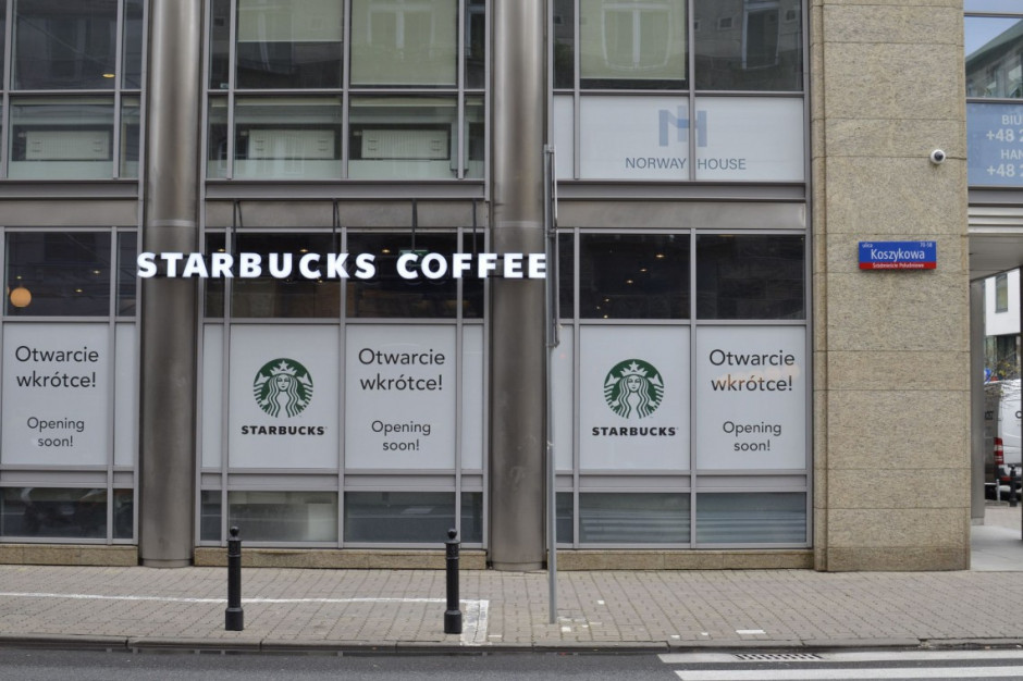 Starbucks patrzy na Halę Koszyki