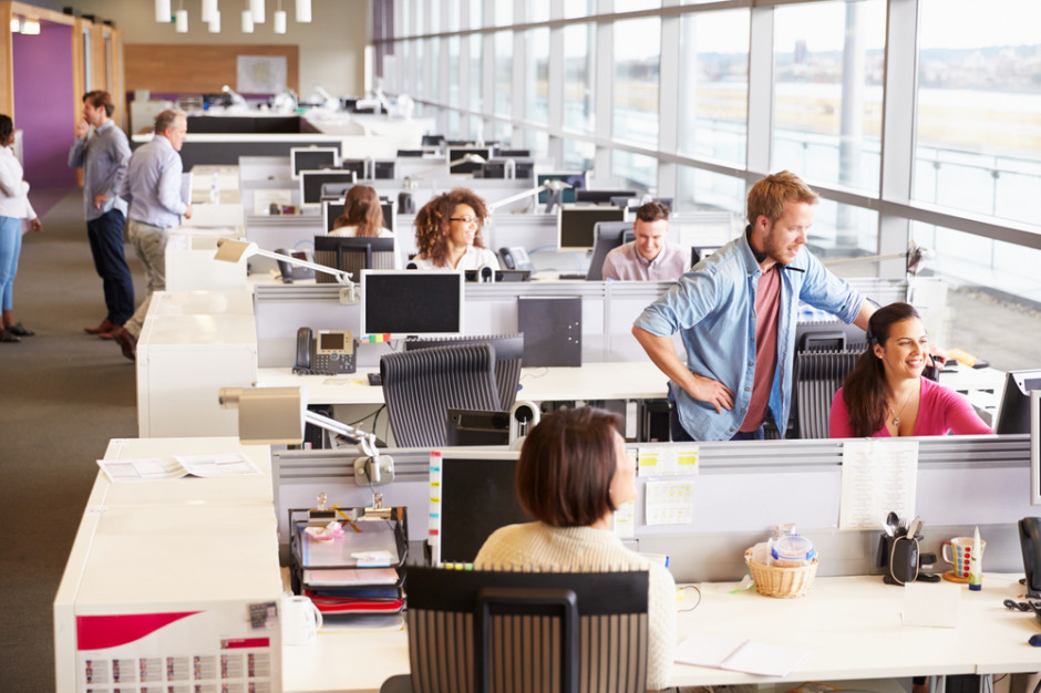 fot. shutterstock W open space efektywność pracowników spada o 15 proc.