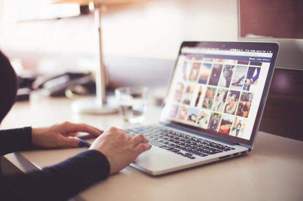fot. pexels.com Starsi klienci też chcą korzystać z e-zakupów