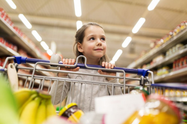 fot. shutterstock.com 80 proc. dzieci samodzielnie kupuje artykuły spożywcze wydając 285 mln zł / mc