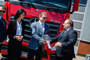 Zdjęcie numer 2 - galeria: Firma Sokołów-Logistyka Sp. z o.o. z nowymi ciągnikami siodłowymi marki Mercedes -Benz Actros 1842LS  