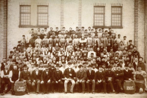 J.C. Jacobsen i pracownicy browaru 1885 r. fot. materiały prasowe 10 listopada przypada 170. rocznica powstania Browaru Carlsberg