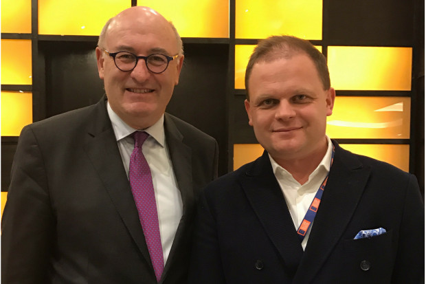 Komisarz Phil Hogan (z lewej) i Łukasz Dominiak, dyrektor generalny KRD-IG, fot. KRD-IG KRD-IG: Projekt ws. uboju rytualnego to zagrożenie dla polskiego drobiarstwa
