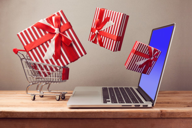 Fot. shutterstock Badanie: Połowa Polaków planuje zakup prezentów w sklepach internetowych