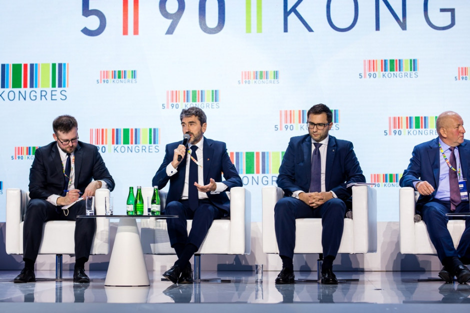 Przy mikrofonie Andrzej Goździkowski, Prezes Zarządu Cedrob SA, fot. mat. pras. Prezes Cedrobu: Liczba rolników będzie spadać, ale nie musimy się tego bać