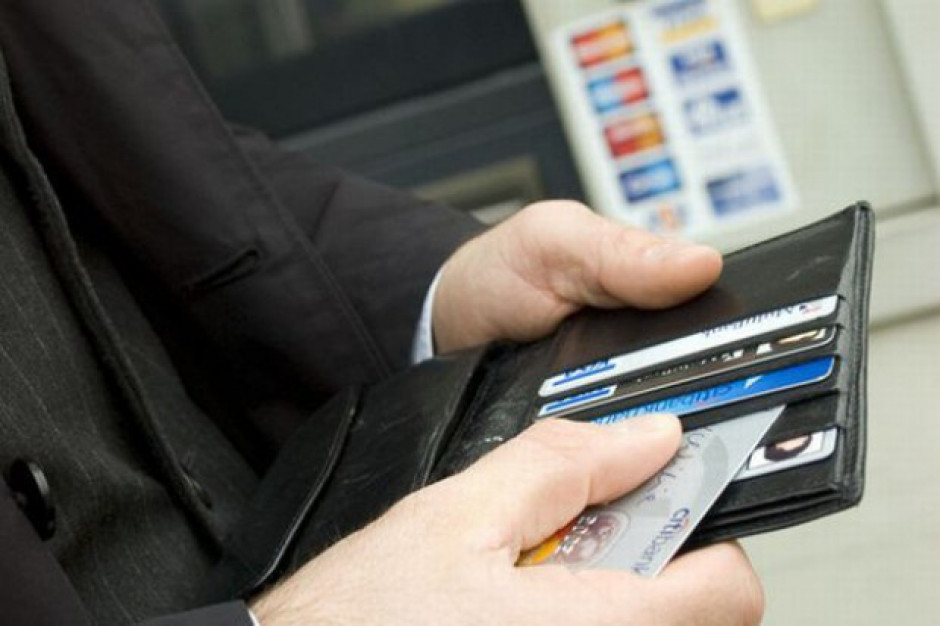 Polacy coraz więcej płacą kartą. Efekt? Znikające bankomaty