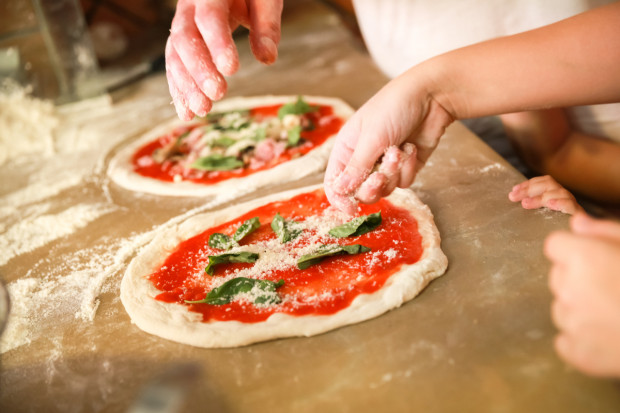Fot. shutterstock Włosi zebrali 2 mln podpisów, by sztukę wypieku pizzy wpisać na listę UNESCO