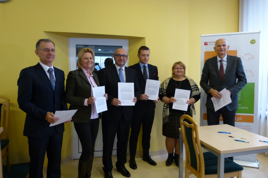 Prof. Mirosław Jarosz, dyrektor IŻŻ. Renata Juszkiewicz, prezes POHiD, Andrzej Gantner, dyrektor generalny PFPŻ, Marcin Zawadzki, prezes ZPHRiC, Barbara Groele, sekretarz generalny SKUPS, Marek Przeździak, prezes zarządu POLBISCO IŻŻ oraz organizacje branżowe współpracują na rzecz optymalizacji produktów żywnościowych w Polsce