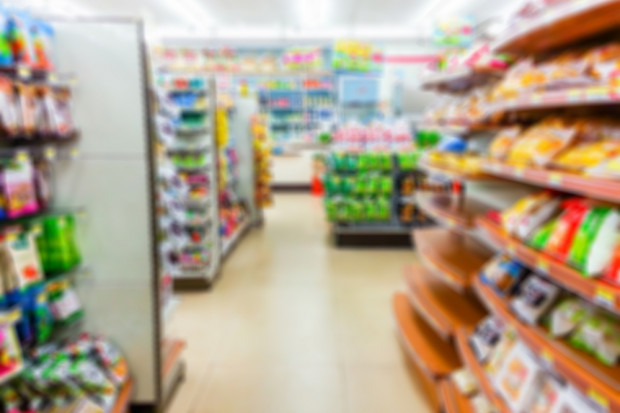 fot. shutterstock Przyszłość branży handlowej to luksusowy convenience i outletowy spożywczak