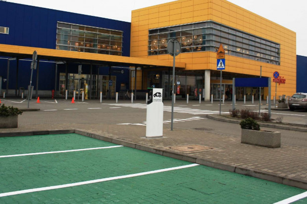 fot. mat. pras. Ikea z kolejną stacją ładowania samochodów elektrycznych