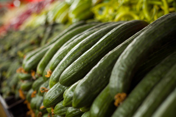 fot. shutterstock Wielka Brytania: Aktywiści chcą ograniczyć foliowanie świeżych warzyw w supermarketach