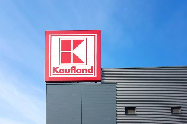 Logo Kaufland; fot. shutterstock.com Kaufland: To będzie kolejny rok zacierania się granic pomiędzy różnymi formatami sklepów