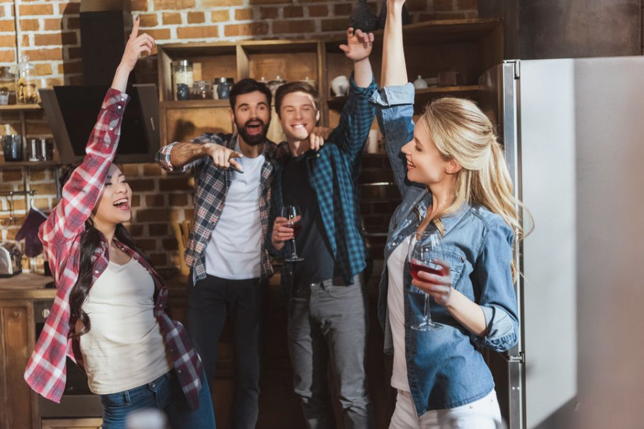 fot. shutterstock Jak imprezują młodzi Polacy?