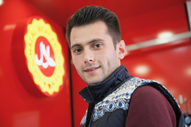 Cemre Yatur, współwłaściciel sklepu mięsnego Harbi Meat, fot. Paweł Pawłowski/PTWP Harbi Meat: Prawdziwy kebab możemy przygotować we własnej kuchni