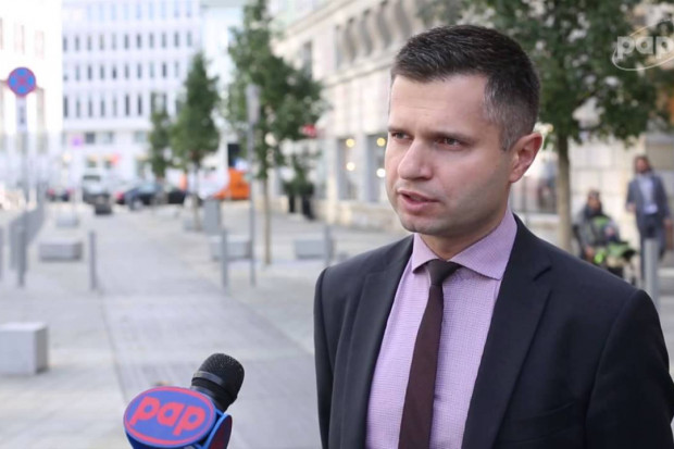 Piotr Bujak, główny ekonomista PKO BP, fot. PAP Ekonomista: Obecność w strefie euro może być potencjalnie niebezpieczna dla Polski