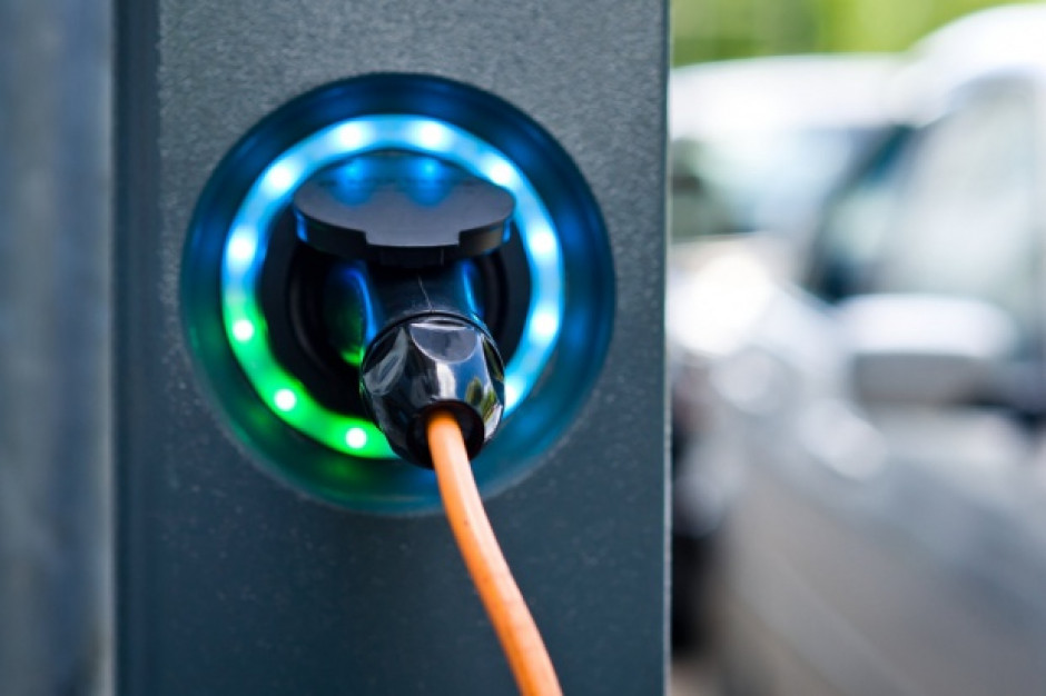 fot. shutterstock Orlen i Lotos walczą o kierowców samochodów elektrycznych