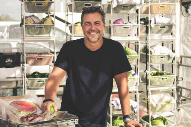 Michael La Cour, dyrektor zarządzający IKEA Food Services IKEA testuje wegetariańskie hot dogi