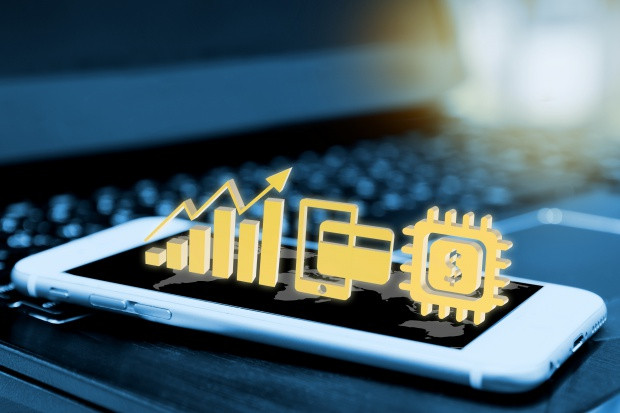 Fot. Shutterstock Polacy nie rozstają się ze smartfonami nawet we śnie