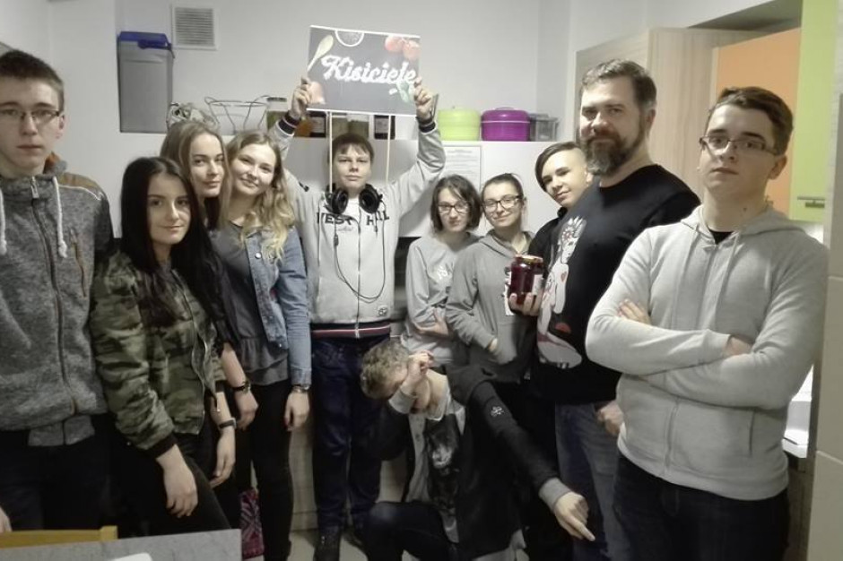 Szkolna grupa kulinarna Kisiciele Słupscy uczniowie robią kiszonki promując zdrową żywność