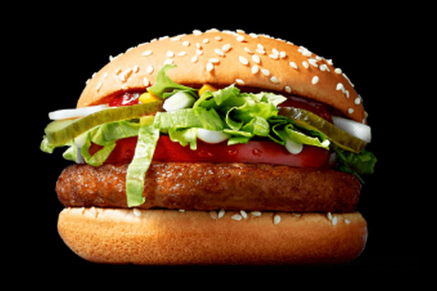 McVegan; fot.: McDonald's McDonald's sprzedał 150 tys. burgerów McVegan w miesiąc
