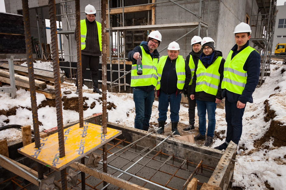 2 Wmurowanie Ataku.jpg Zdjęcie numer 2 - galeria: Browar Pinta zacznie warzyć piwo w swoim własnym browarze wiosną 2019 r. (zdjęcia)