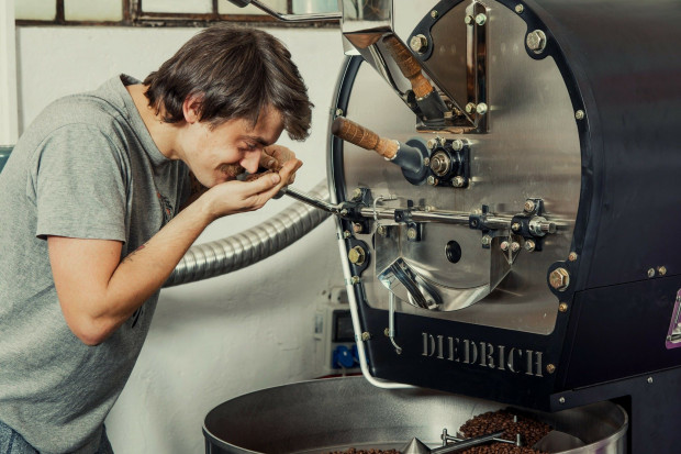 Krzysztof Szkutnik, Head Roaster i kierownik projektu Wroasters w Etno Cafe, fot. mat. prasowe Etno Cafe: Kawy rzemieślnicze zaczynają stanowić konkurencję dla produkcji masowej (wywiad)