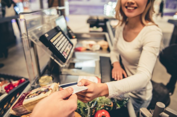 Fot. shutterstock Badanie: 9 proc. klientów chce robić zakupy w niedziele na stacjach paliw