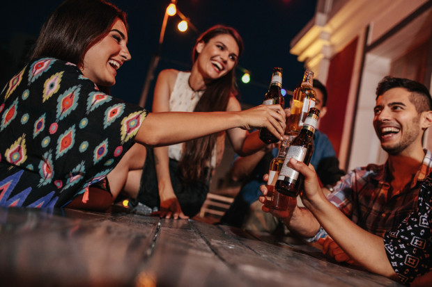 Polacy stworzyli aplikację Bimber, która umożliwia wspólne picie alkoholu