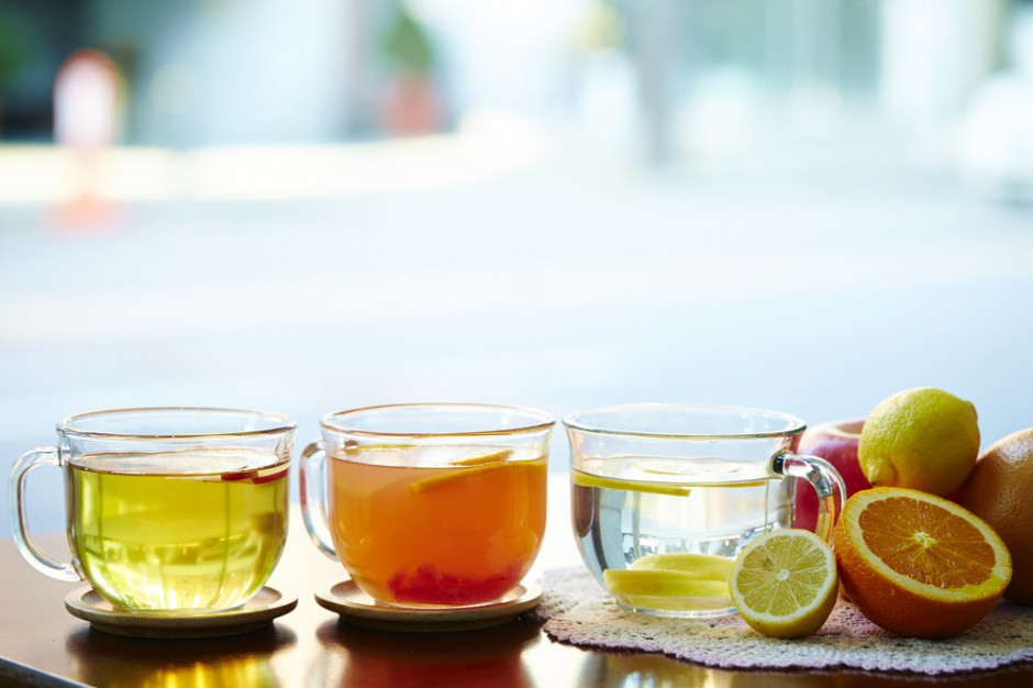 fot. shutterstock Naukowcy: Herbaty owocowe i wody smakowe mogą niszczyć zęby