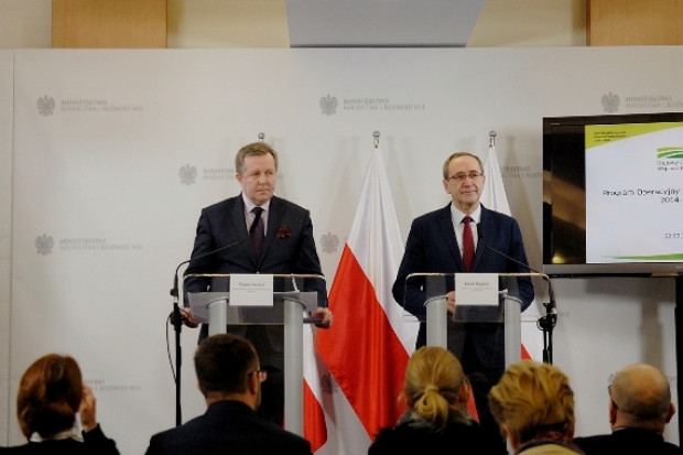 Od lewej dyrektor KOWR Witold Strobel i wiceminister Jacek Bogucki/ fot. MRiRW Bogucki: Zwiększa się zakres pomocy żywnościowej dla najuboższych